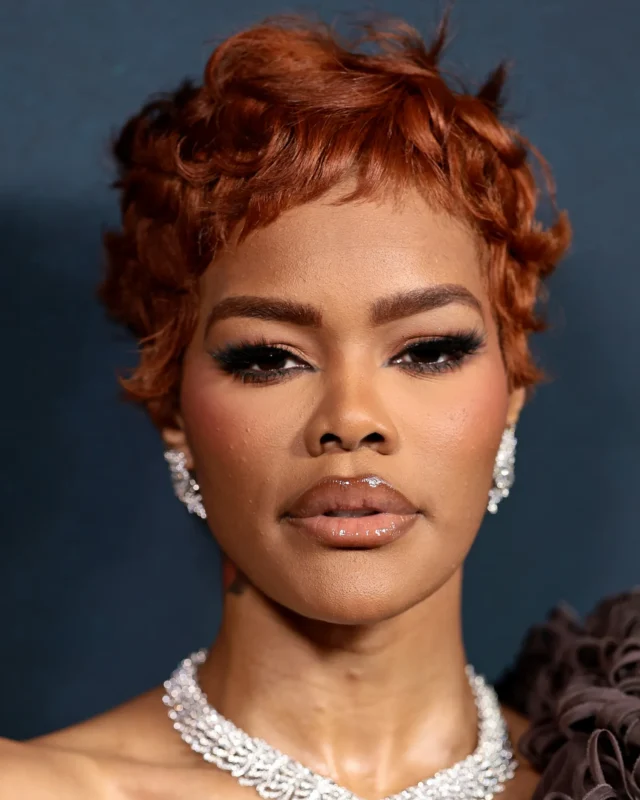 lacquered lips, glossy lip trend 2026, high shine lipstick look, glass lips makeup, shiny lip tutorial, lip gloss trend, MAC lip pencil, Makeup by Mario gloss, Fenty Beauty lip mask, Ilia lip treatment, long lasting glossy lips, makeup artist lip tips, runway makeup trends, defined lip liner look, viral makeup trends 2026