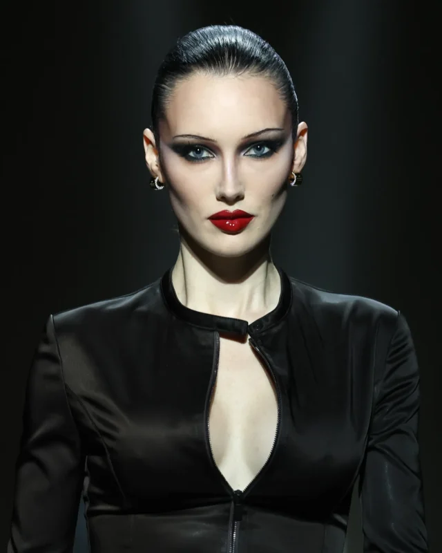 lacquered lips, glossy lip trend 2026, high shine lipstick look, glass lips makeup, shiny lip tutorial, lip gloss trend, MAC lip pencil, Makeup by Mario gloss, Fenty Beauty lip mask, Ilia lip treatment, long lasting glossy lips, makeup artist lip tips, runway makeup trends, defined lip liner look, viral makeup trends 2026